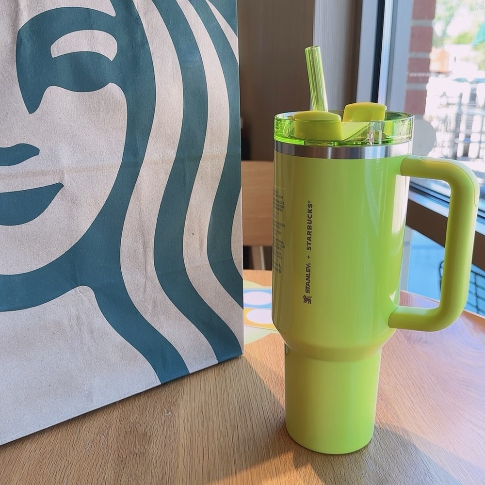 Exclusive USA 2024 Starbucks Stanley Lime/Yellow 40oz
StarbucksXStanley